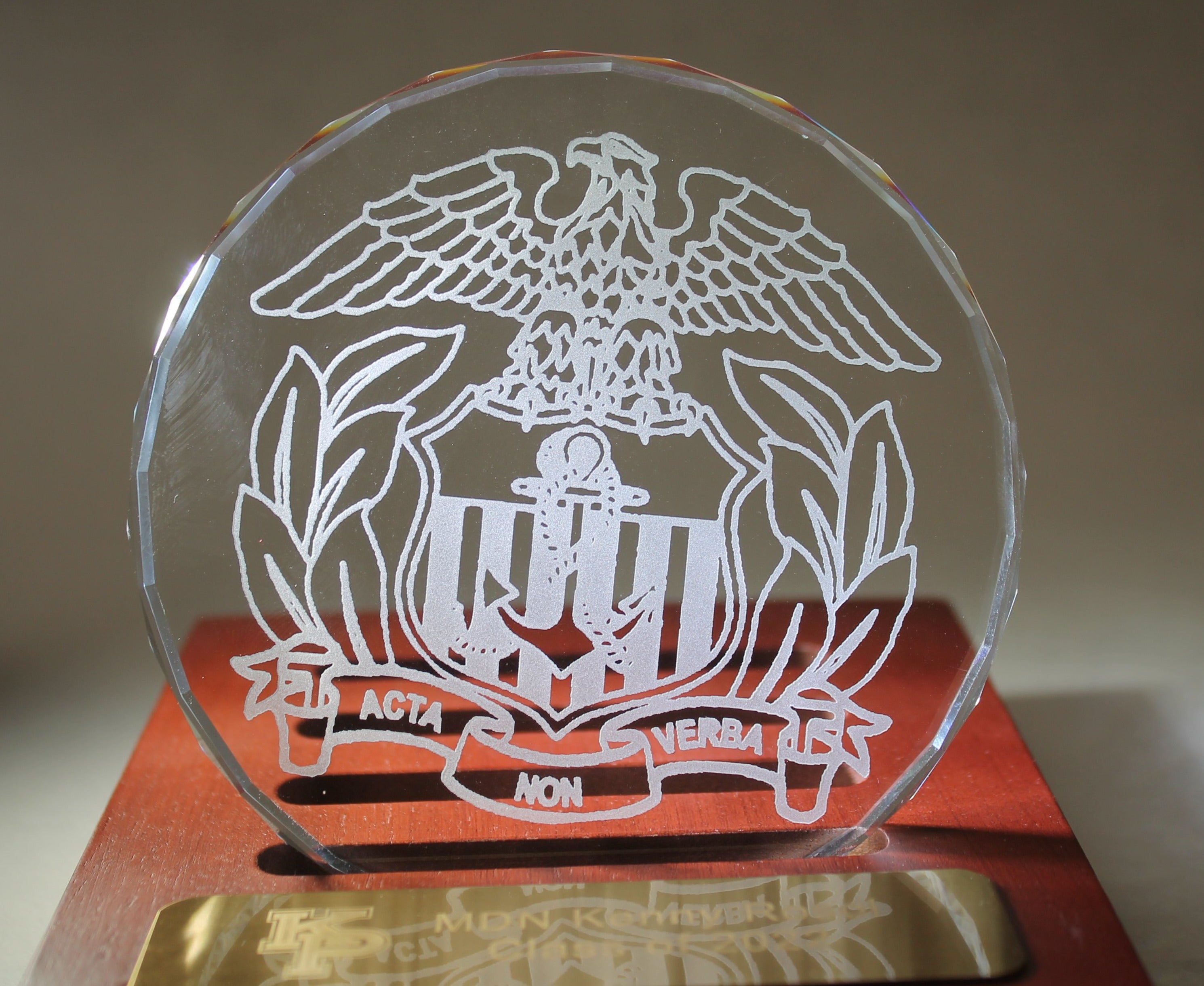 Custom K9 Faceted Edge Sand Carved Crystal Coasters in Wood Base with Brass Plate - ONE design - Samstagsandmore