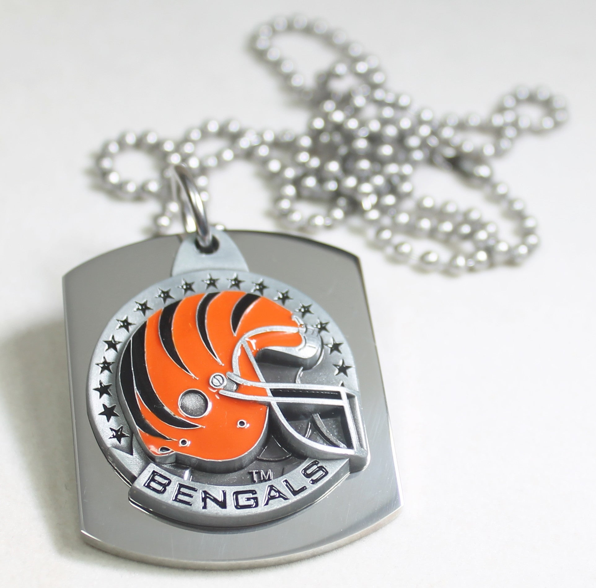 NFL CINCINNATI BENGALS  X LARGE PENDANT/HELMET ON THICK STAINLESS STEEL DOG TAG - Samstagsandmore